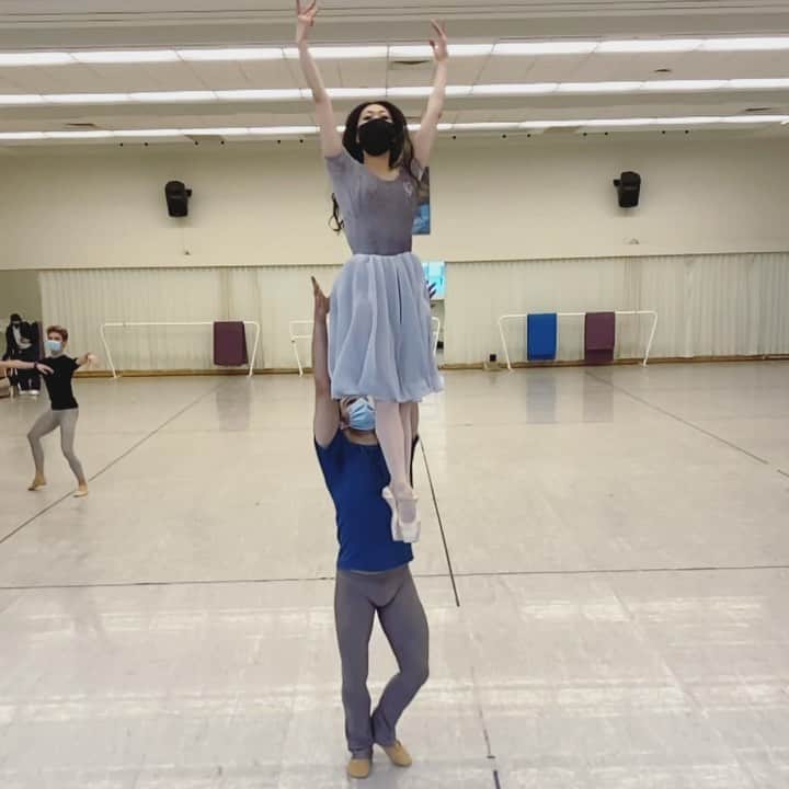 のインスタグラム：「First day back in a big studio in 9 months! @_angelogreco_  大きなスタジオに9ヶ月ぶりに戻った！#ballet #ballerina #ballerinalife #happy #happiness #dance #art #幸せ #バレエ #バレリーナ #work #サンフランシスコ　#sanfrancisco」