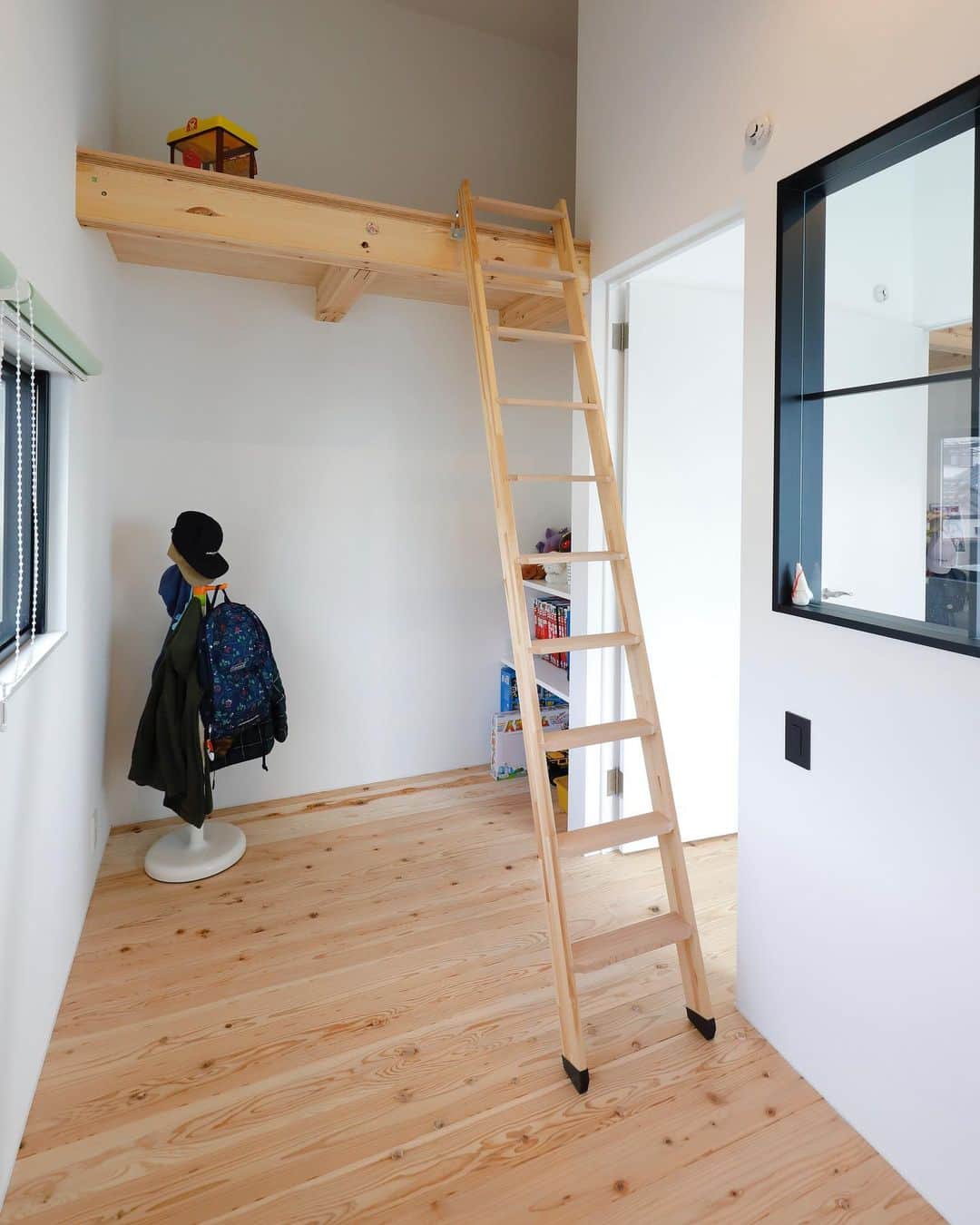 ナガタ建設さんのインスタグラム写真 - (ナガタ建設Instagram)「太宰府市連歌屋の 『連歌屋のソラマドの家』 ロフト付き3畳の子供部屋。 割と本気でアリだと思います！ #子供部屋 #ロフト #ロフトのある家  #3畳  #内窓 ☞@nagatanoie いいね！フォローをして頂けると凄く喜びます😁 ・ ｰｰｰｰｰｰｰｰｰｰｰｰｰｰｰｰｰｰｰｰｰｰｰｰｰｰｰｰｰｰ #リビング  #キッチン  #施工事例  他の写真はこちら...☞ @nagatanoie  @soramado_chikushi  ｰｰｰｰｰｰｰｰｰｰｰｰｰｰｰｰｰｰｰｰｰｰｰｰｰｰｰｰｰｰ ・ #ナガタ建設 は#福岡 県#太宰府市 市にて70年前に製材所から始めた#工務店 です🏠 ・ 『 #ながたのいえ 』 ・ #シンプルな暮らし から#デザイン する#家づくり を提案する私たちの家は ・ 『太宰府でアナタらしさをきづく家』 をテーマに#注文住宅 #マイホーム  #工務店だからつくれる家 をお客様と一緒に作ります😆 ・ ながたのいえのお客様はこんな人たち ▷▷▷ #家具 好き #インテリア 好き #コーヒー好き  #かっこいい家 #おしゃれな家 好き #暮らしを楽しむ  #シンプルライフ  #家族好き ・ ※ナガタ建設では、メンテナンスのことも考慮し、施工エリアを太宰府市の本社から車で30分圏内と限定させて頂いておりますm(__)m 施工エリア外のお客様については、個別対応となりますので、ご相談下さい。 ・ #instagood #instahome」12月10日 7時32分 - nagatanoie