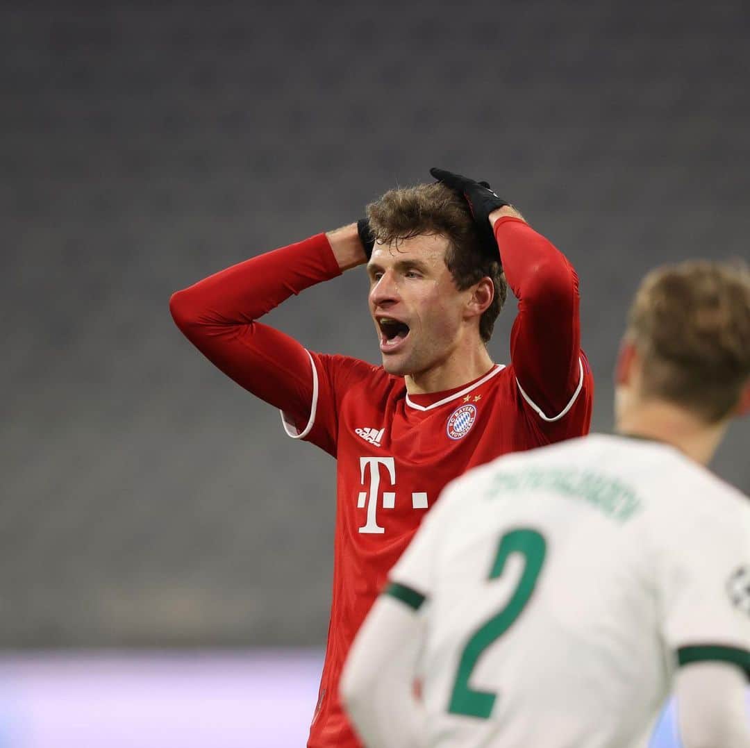 トーマス・ミュラーのインスタグラム：「Oh no 🙉 I missed my chance in the first half but @n.suele scored a wonderful header 🔥🔥#ns4halbmenschhalbtier #unbeaten #nicejobguys #samstagimblick #aufgehtsfcb」
