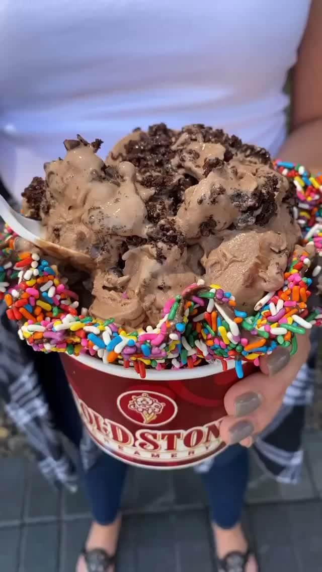 コールド・ストーン・クリーマリーのインスタグラム：「Only true fans will know what Creation™ this is 😋😉」