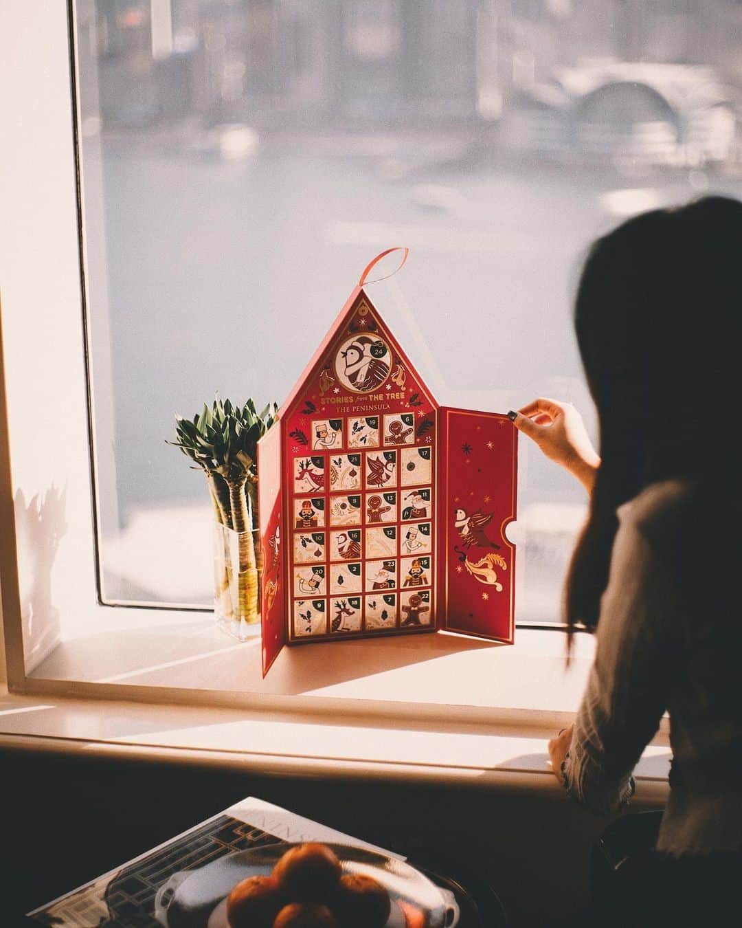 The Peninsula Hotelsさんのインスタグラム写真 - (The Peninsula HotelsInstagram)「Spotted @hk_foodblog counting down the days ‘til Christmas with her Peninsula advent calendar at The @peninsulahongkong. What’s your favourite festive tradition? #pentreestories ⁣ ⁣ ⁣ ⁣ ⁣ #peninsulahotels #luxuryhotelexperience #luxuryexperience #fivestarservice #fivestarhotel #hongkong #staycation #peninsulahongkong #thepeninsulahongkong #adventcalendar」12月10日 7時36分 - peninsulahotels