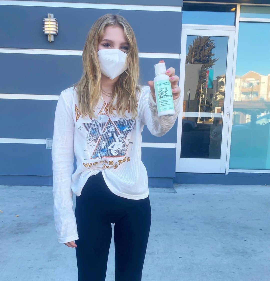 エラ・アンダーソンのインスタグラム：「quick reminder to use hand sanitizer from ella」
