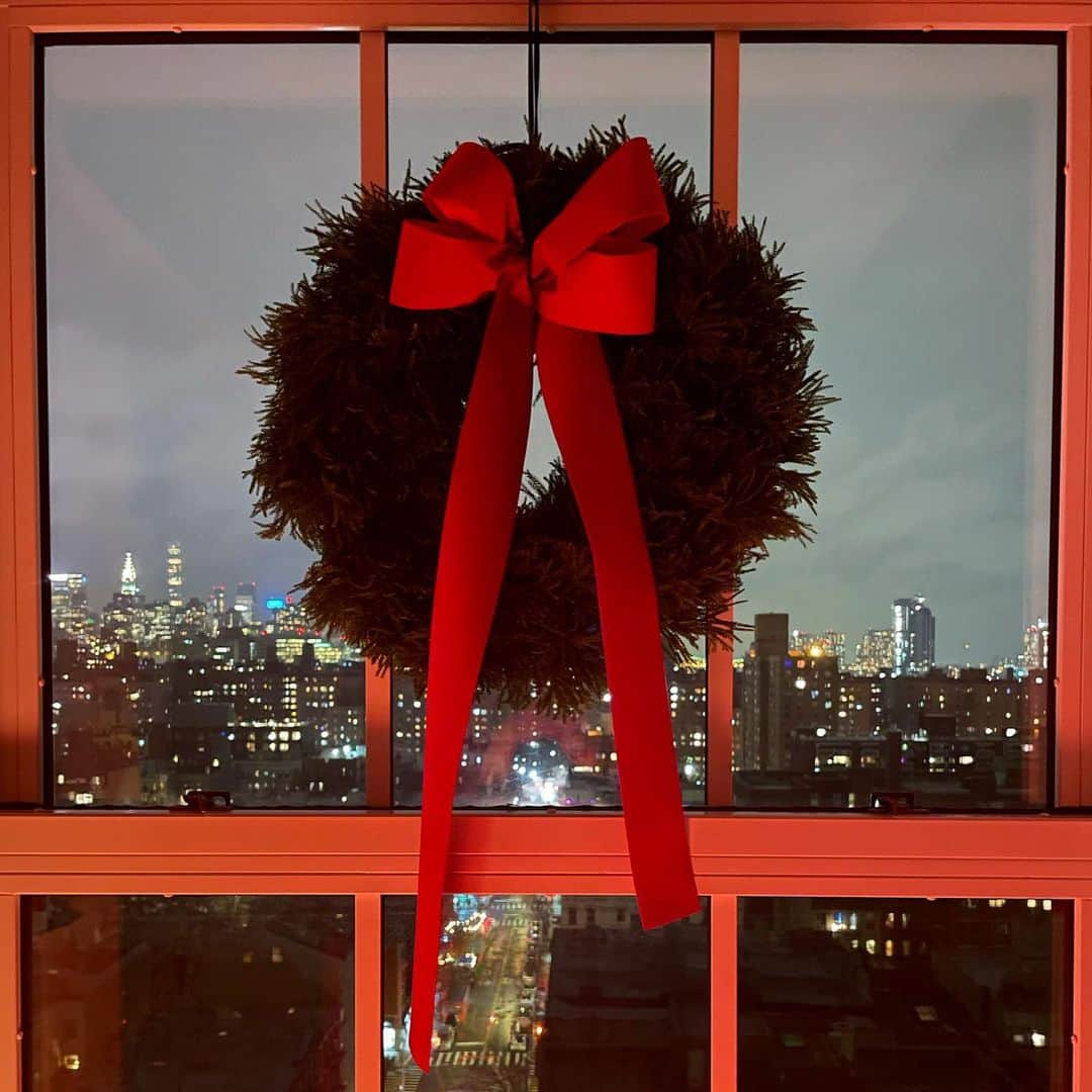 オランピアルタンのインスタグラム：「First foray into my festive home decor! 🎄❤️🎄 (wreath from @mountainsweetberryfarm at @unsqgreenmarket 👩🏻‍🌾) I’m thinking I might need one of these on all my windows now... 🤔」