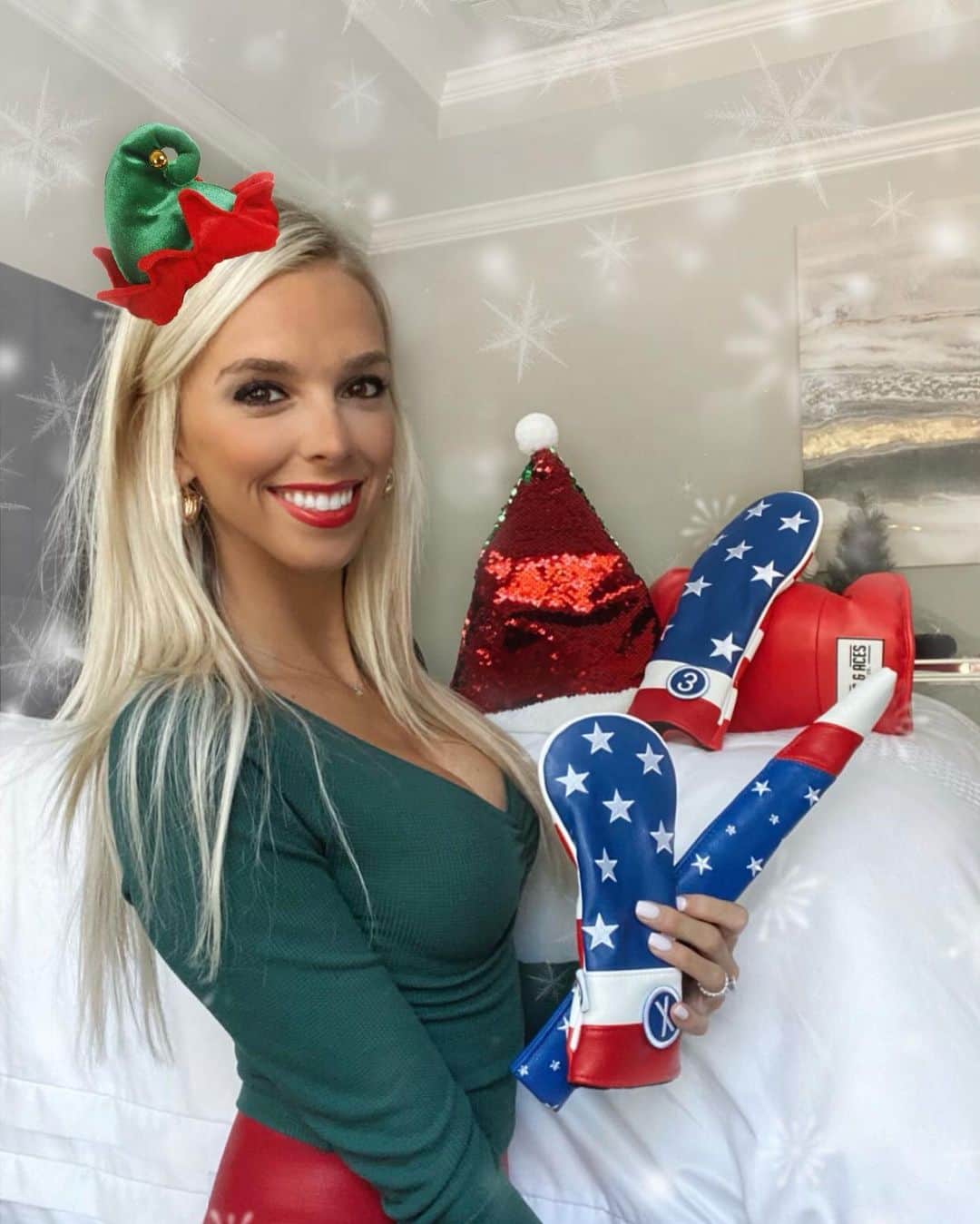 Elise Lobbのインスタグラム：「🎄🎅🏼G I V E A W A Y🎅🏼🎄 Day 3 of 10 !! (With the elf Elise) 🤣  •• I’m teaming up with @pinsandaces to giveaway a $200 @pinsandaces GIFT CARD to one lucky winner ••⁣⁣ ⁣⁣ How to enter:⁣⁣ ⁣⁣ 1) FOLLOW @pinsandaces  2) FOLLOW @eliselobb ⁣⁣(me) 🤪 3) LIKE this post⁣⁣ 4) TAG a friend in the comments. 1 tagged friend = 1 entry. UNLIMITED entries.⁣⁣ 5) SHARE to your story for TEN bonus entries!! 🥳   WINNER @jburrowin   #giveaway #golf #golfgiveaway #giveaway」