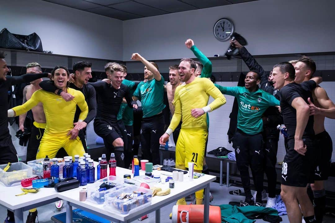 パトリック・ヘアマンさんのインスタグラム写真 - (パトリック・ヘアマンInstagram)「Einfach nur verdient!! 💚😍🎉🎊🎉🔜CLachtelfinale #eineborussia #geilesteam」12月10日 7時43分 - flaco7