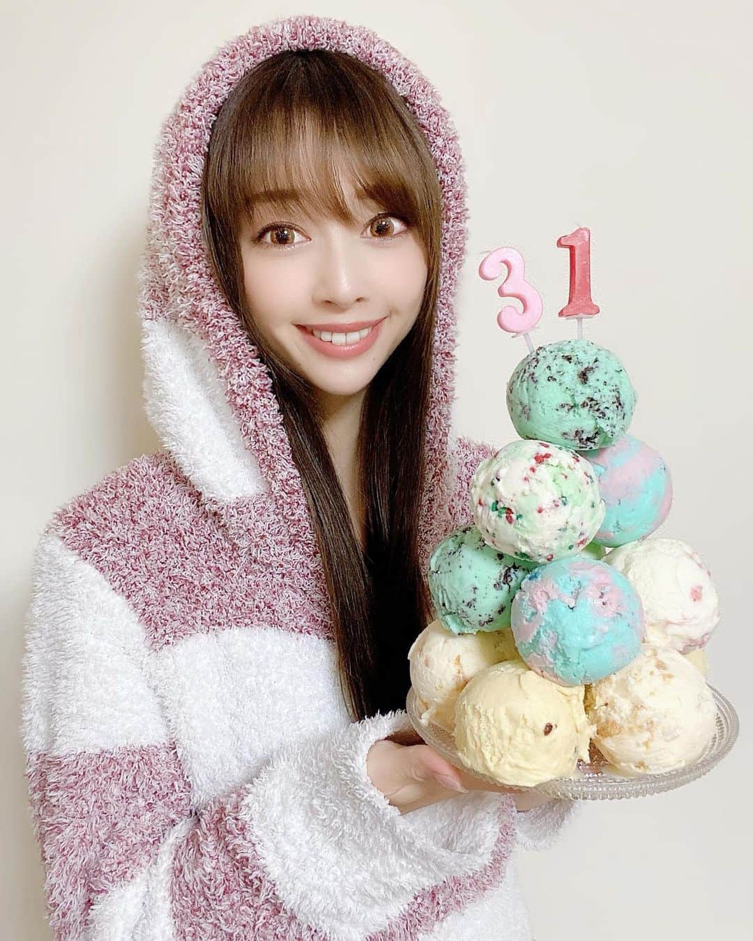 のインスタグラム：「. . . . おはよう♡ . 本日12月10日、31歳になりました！✨ . 今年もTwitterにて愛情たっぷりのサプライズや お祝いのコメントが溢れて またLINEやDMなどでもお祝いの連絡を頂いて ０時を過ぎてからずっと幸せな気持ちです…😭🌸✨ ありがとうございます！ . こんな寒い日にアイスクリームを １２個も買うのはなかなか恥ずかしかったけど 31歳にはサーティワンを大人買いして食べるのが夢だったので良しとします🥰 （流石に31個はやめました。笑） . しばらくアイス生活だけど、 クリスマスにホームアローンを観ながら 山盛りアイスを食べるのも良いなぁなんて考えていたり…🎄🎅 . いくつになっても温かくお祝いしてくれる ファンの皆さんに深く深く感謝しています💓 ありがとう！！☺️ . これからもよろしくお願いします！ . . . #31歳 #サーティワン #サーティワンアイスクリーム #31アイスクリーム #mybirthday #チョコミント #ポッピングシャワー #ラムレーズン #ニューヨークチーズケーキ #サーティワンパーティー #ストロベリーチーズケーキ #お誕生日 #ケーキタワー #アイスケーキ #ジェラートピケ #ストレートヘア #一緒に食べてくれませんか #大人買い #クリスマス #christmas #xmas #ふわもこ部 #安易な発想」