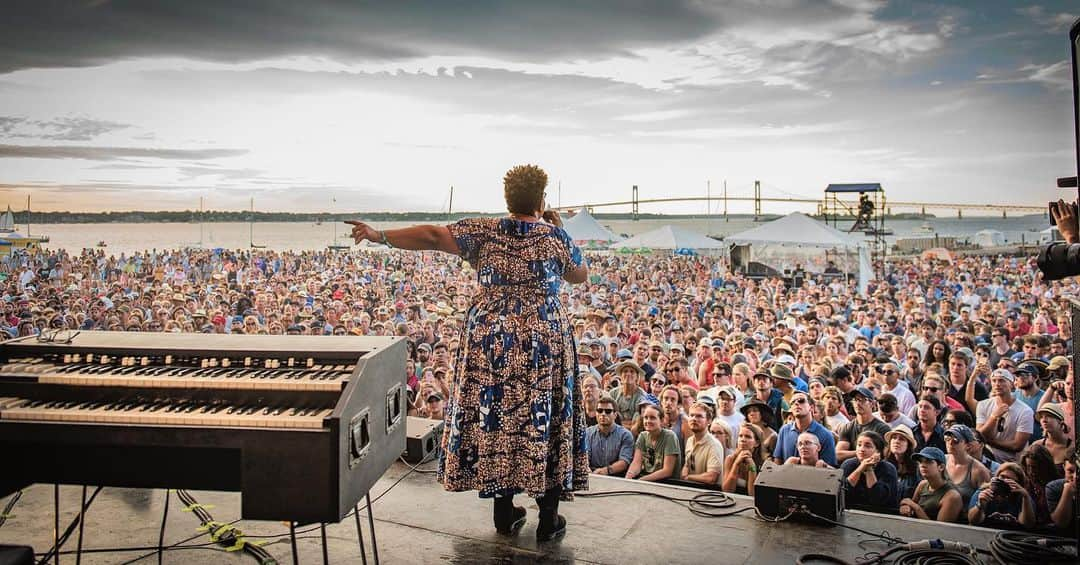 アラバマ・シェイクスのインスタグラム：「"Sound & Color" the image was created during Alabama Shakes performance at The Newport Folk Festival in 2016 by Photographer Brian Lima (@limaphoto) is available for purchase. Use the coupon code SHAKES20 to receive 20% off your purchase at check out (code expires Saturday 12/12/20). Orders received by Saturday 12/12/20 should be able to make it in time for Christmas. 20% of the net profit from the sale of this print goes to the Newport Festivals Foundation, and their work supporting musicians and music education programs across the country. Link in bio.」