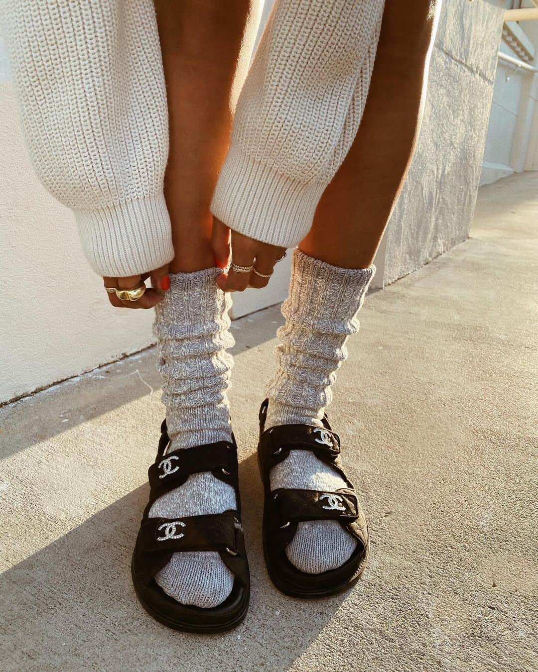 ジュリー・サリニャーナのインスタグラム：「Big, chunky socks ftw! ✔️🖤   Also, looking at the second photo, brings me back memories from middle/high school because I would get made fun of how skinny my legs were. They would always call them chicken legs. 😥 I always felt insecured about my legs and didn’t love them because of that and tried to avoid wearing shorts/skirts to school. It was hard to not let them get to me, but now, I love my chicken legs and all- yes they’re skinny, but they’re perfect for me! They’re my favorite part of my body now! I’m so thankful for them ❤️  Everyone just needs to be kind to everyone and what they look like, let’s love each other for who we are and how we look like. ✨」