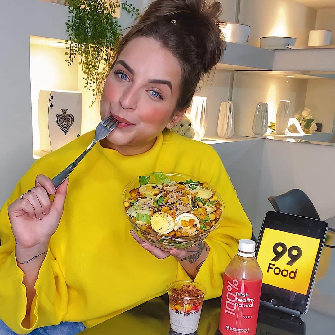 Bruna Unzuetaのインスタグラム：「🥗 Me conta qual seu prato preferido de pedir na @99food ? O meu nesse atual momento ta sendo salada🍴😋 na verdade, ja tenho uma lista enorme dos meus pratos preferidos em Curitiba 🤣 e ó, independente do gosto ou do bolso, temm tudo no app da @99food 🥰  #publicidade」