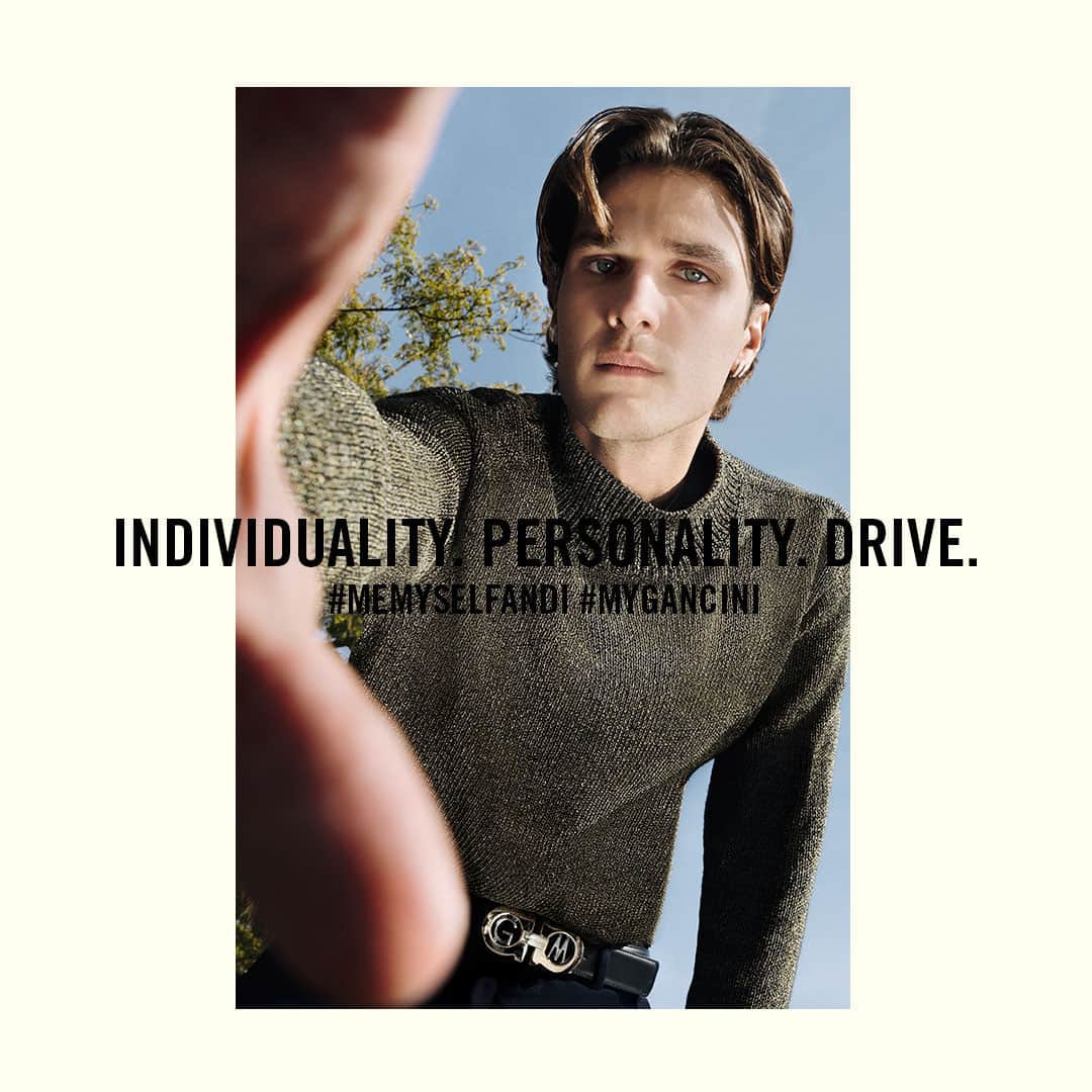 サルヴァトーレ・フェラガモのインスタグラム：「For the independent thinkers, changer makers and the movers and shakers. Introducing the new MyGancini personalization service for a generation driven by individuality and self-expression. Now customize the instantly recognizable Gancini belts with distinct symbols and initials that speak to your personality. Featuring @GuidoMilani in a custom #MyGancini configuration belt. #MeMySelfieAndI   Explore the service in over 24 stores worldwide and find the store nearest you through the link in bio.」