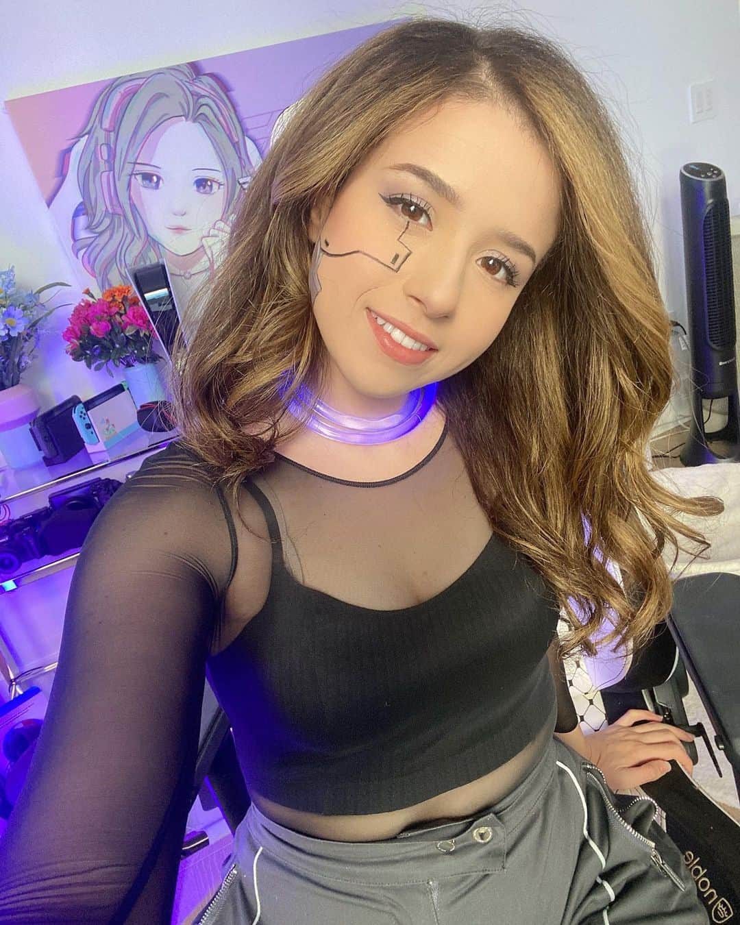 Pokimaneさんのインスタグラム写真 - (PokimaneInstagram)「will be live with #Cyberpunk2077 this week ~ did a bit of my first play through today 💙💜❤️ 🤖 if you were a cyborg, how would you look like?   🔴 twitch.tv/pokimane」12月10日 8時00分 - pokimanelol