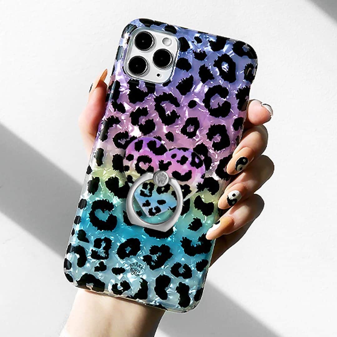 VELVETCAVIARさんのインスタグラム写真 - (VELVETCAVIARInstagram)「This case CAN’T BE TAMED 🐆🌈 Shop our latest case, matching grip ring and matching AirPods case now! They’re going fast! #velvetcaviar」12月10日 8時00分 - velvetcaviar