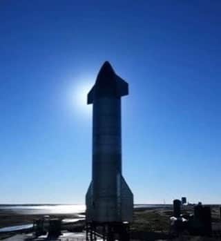 ジェフ・ベゾスのインスタグラム：「Anybody who knows how hard this stuff is is impressed by today’s Starship test. Big congrats to the whole @SpaceX team. I’m confident they’ll be back at it soon. #GradatimFerociter」