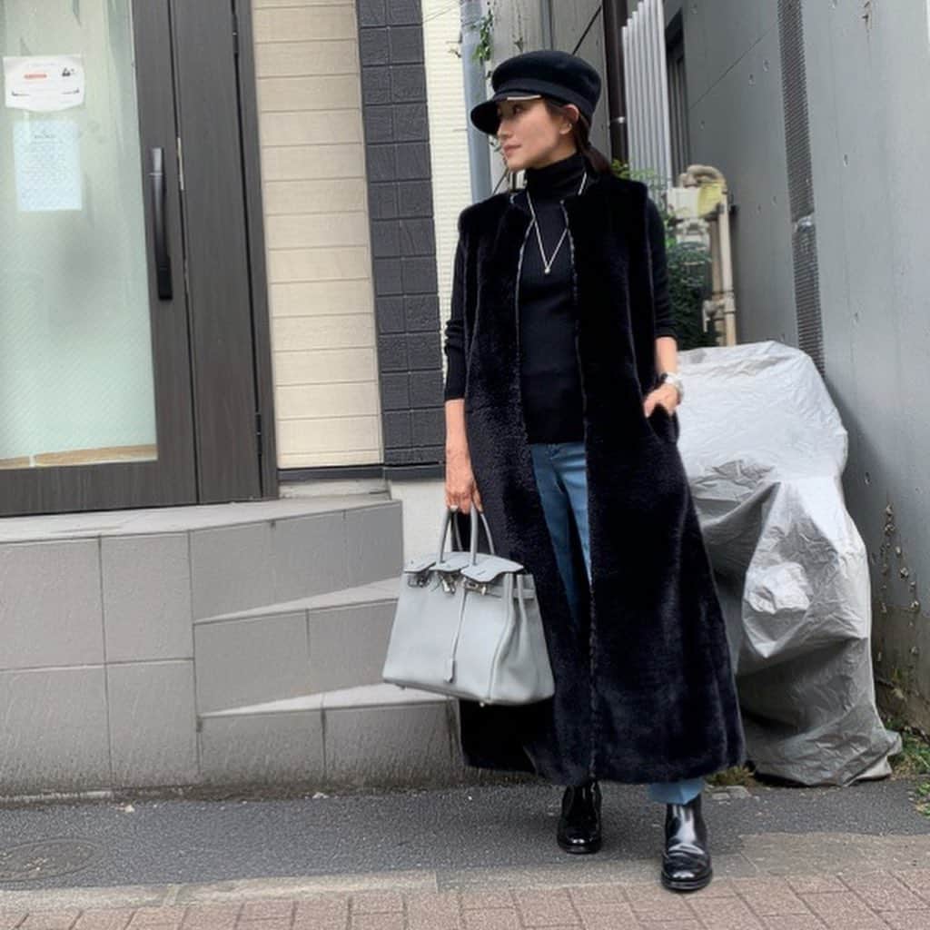 亀恭子のインスタグラム：「今日、寒そうだな…  今年ワードローブに仲間入りのフェイクファージレは、 たっぷりロングレングス。  お天気の良い日はこれで十分暖かい❤︎  someday's… #fashion #ootd #kkstyle #tokyo #kamescloset #gilet #uhr #knit #sloane #pants #drawer #hat #shinonagumo #bag #hermes #shoes #churchs #winter #december」