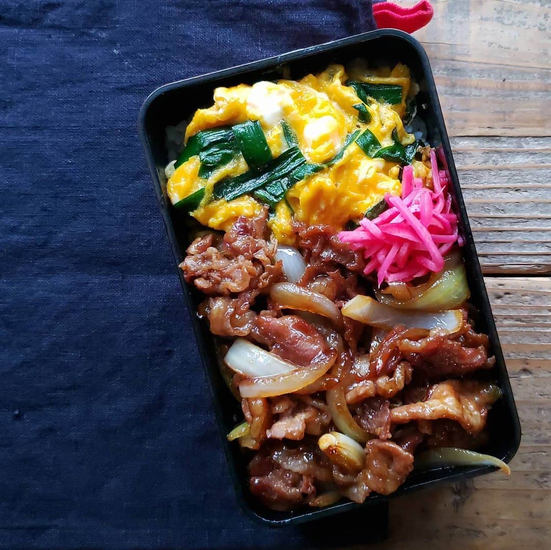 tamiさんのインスタグラム写真 - (tamiInstagram)「* #お弁当 *  豚焼き肉とにら玉。  右下の玉ねぎピョンが気になる🙃 (気にしてしまったが最後、めっちゃ気になる)  * がんばれ木曜日～！  #tami弁  #弁当#bento#lunchbox #ランチ#昼食#手抜き弁当#旦那弁当 #ごはん#食事#暮らし#日々のこと」12月10日 8時13分 - tami_73