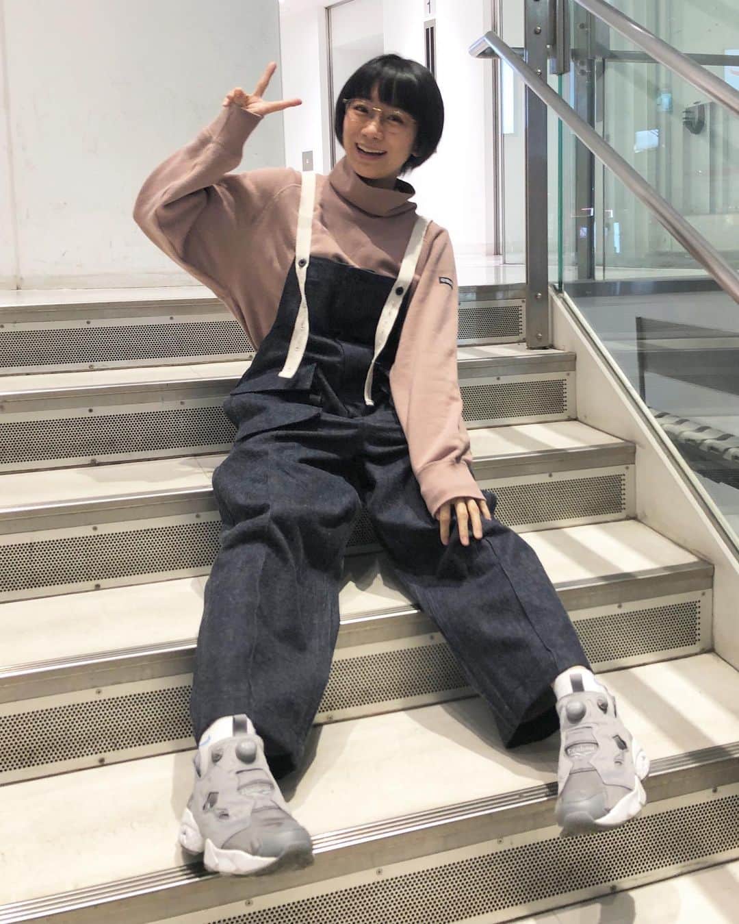 のインスタグラム：「昨日の渋谷クロスFM『時東ぁみの防災士RADIO』の衣装です☆ ・ このオーバーオール 一目見て可愛い〜って言ってたら、友達が誕生日にプレゼントしてくれたの！！ お気に入りでございます☆ ・ このラジオの今年分の生放送は終了！ 来年もよろしくお願いします！ ・ #時東ぁみ #ラジオ #radio #生放送 #渋谷クロスFM #時東ぁみの防災士radio #パーソナリティ #防災士 #ネット配信 #youtube #水曜日 #wednesday #衣装 #オーバーオール #kurodenim #一目惚れ #誕生日プレゼント #お気に入り #トップス #tops #silasandmaria #スニーカー #sneakers #reebok #リーボック #ポンプフューリー #よいお年を #また来年」