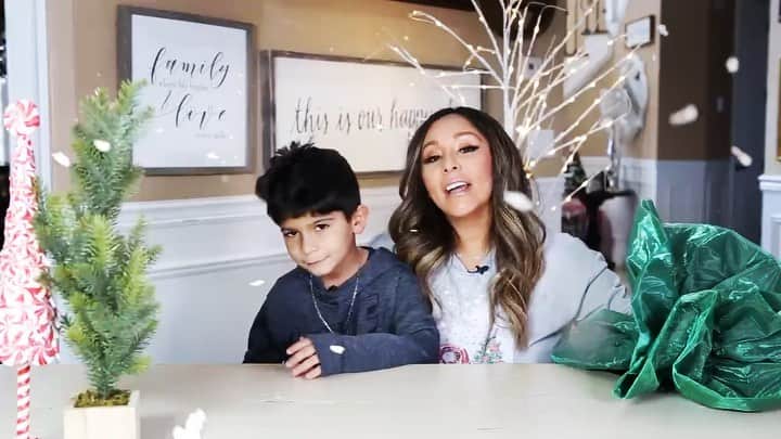 ニコール・ ポリッツィのインスタグラム：「Wohoo my @thesnookishop Holiday Gift Guide is now up on my YT💋 Subscribe MAWMAS 🥂 Link in story🖤」