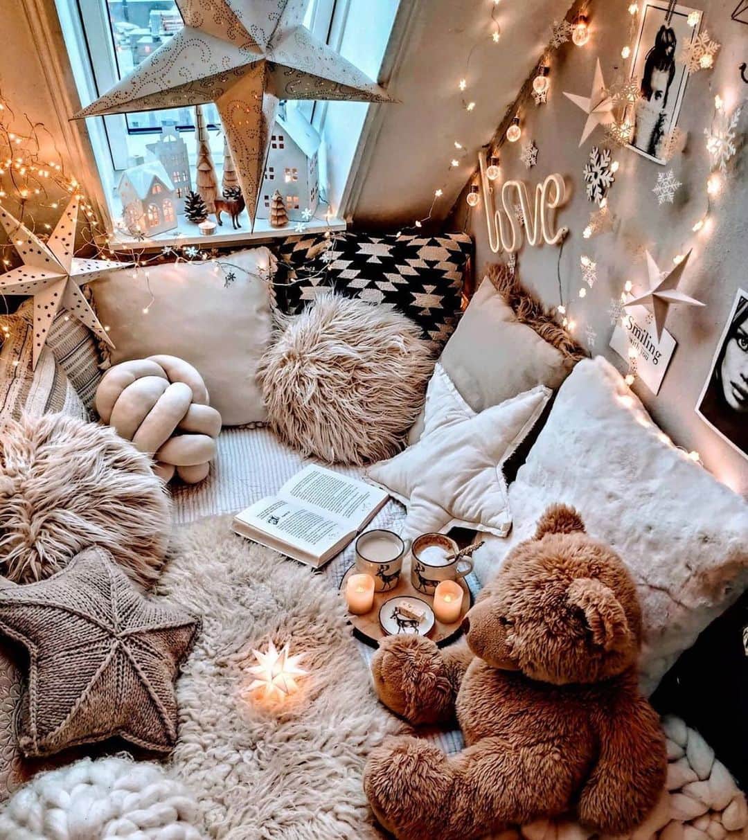 Crazy Roomsのインスタグラム：「Who else wants to cuddle up in this cozy corner 😍✨ by @herzenstimme」