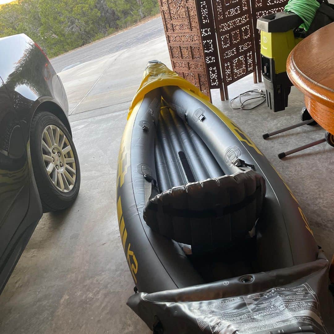 sevimli_hayvanlar34さんのインスタグラム写真 - (sevimli_hayvanlar34Instagram)「Got the Intex Kayak today can’t wait to get it in the water! Awesome River pics to come if I don’t drown lol 😂」12月10日 8時20分 - rodeubanks