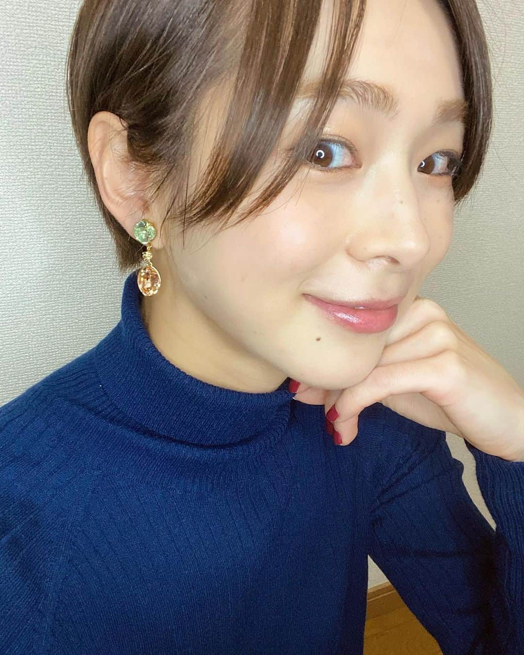 酒井瞳さんのインスタグラム写真 - (酒井瞳Instagram)「@_____allycher のイヤリングが届いたぁ❤️ ショートにしてからイヤリングがマストアイテムになってるから今年の冬色々なシチュエーションで使い分けれる物を選んだよ☺️💕  １つ目は細身の綺麗めイヤリング ２つ目はキラキラストーンが印象的 ３つ目はカジュアルな格好が多い私に使いやすいイヤリング  どれも全然違うから今回は早く付けてみたくて付けたけど、洋服に合わせて楽しみたいなぁ😆🙌❤️   どのイヤリングがお好みですか🥴✨？ 私はね、、、全部‼️🤣🤣🤣🤣🙌笑  どれも付けやすくて軽いのが嬉しい🥺✨ イヤリングだと痛くなるイメージあると思うけど、ひぃちゃんがその悩みを考えて作ってくれてるからほんとストレスなく付けれる🙆‍♀️ 嬉しい🥺🙏  #イヤリング #earring #冬 #handmade #はんどめいど #アクセサリー #金属アレルギー対応 #おしゃれ #ありがとう #ショート #shorthair #マストアイテム #allycher #アリーシェ」12月10日 8時21分 - s.sakaihitomi