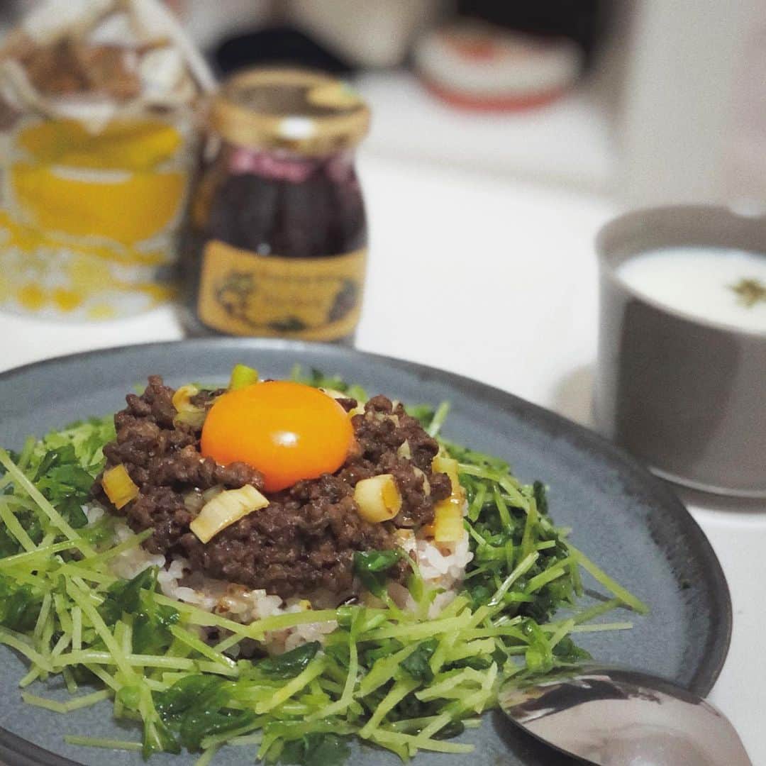 のインスタグラム：「. おうちdeいわきカレー🍛  ☑トマトと長ネギのキーマカレー  高城シェフのオリジナルレシピを 簡単に家にある材料で作れるようにアレンジしましたー💡  【材料】 ひき肉　200g トマト（いわき市産）1個（小さく角切り） ブルーベリージャム（いわき市産）　20g 長ネギ　1本（1cmの輪切り） カレー粉　15g 塩コショウ S&B味付料理用カレー シナモン オリーブオイル　15g 生姜チューブ　5cmくらい にんにく　一片（みじん切り）  豆苗 卵黄  【作り方】 ①鍋に、にんにく、生姜チューブ入れて中火で炒める  ②①にひき肉いれて塩コショウして炒める  ③②にトマト、ブルーベリー加えて水分なくなるまで煮込む  ④③に長ネギとカレー粉、塩コショウ、シナモン、S&B味付料理用　カレー、入れて味を整えながら2〜3分煮込む  ⑤卵黄、豆苗で盛り付け  私はいわき産コシヒカリに玄米混ぜたよ🌾  ブルーベリー入れるとかってどんな味になるのかなって思ってたけど とってもおいしかった🤤💓 皆さんも是非試してみてね❣️ . #カレー #カレー好きな人と繋がりたい #いわき市 #いわきグルメ #キーマカレー #レシピ #料理 #手作り #手作りカレー #foodstagram #cooking #curry #トマト #豆苗 #ブルーベリー #長ネギ #手料理 #夕飯 #dinner #おうちdeいわきカレー #いわきのめぐみ」