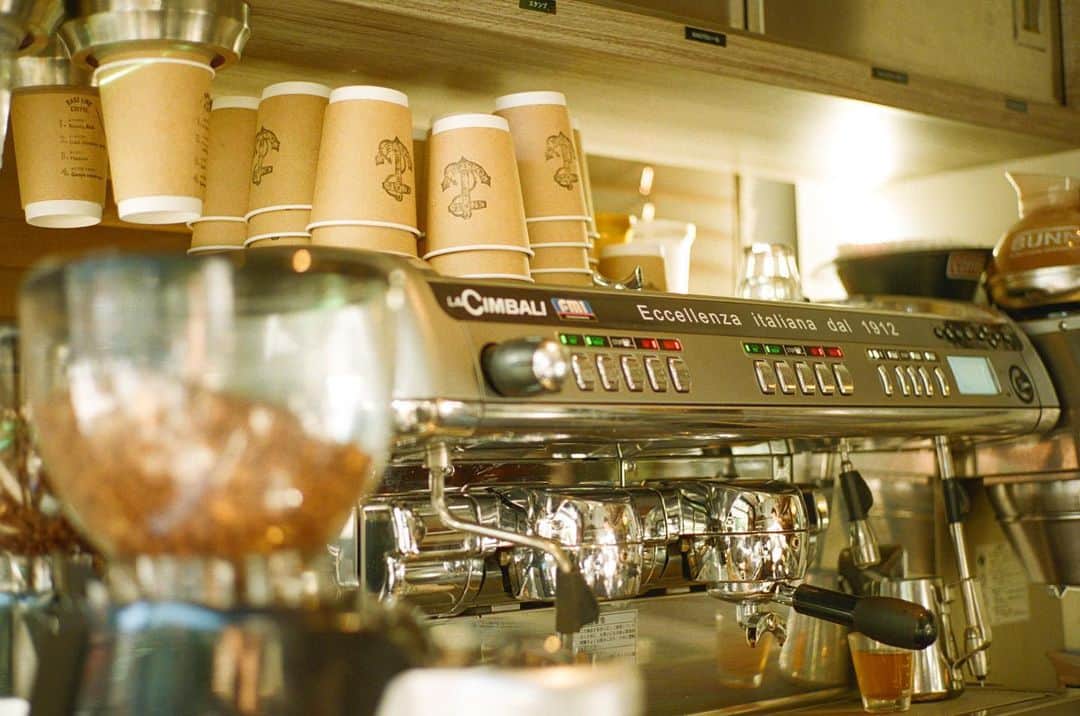 6thbyorientalhotel Officialのインスタグラム：「* Good Morning Coffee  様々な人が行き交う有楽町の街。 @6thbyorientalhotel の角に佇むコーヒースタンド @knotscoffeetokyo がそこにある。  コーヒーの香りに誘われて、淹れたての目覚めの一杯を...。  ◾︎Weekdays 9:00-18:00   Weekends 11:00-18:00  ◾︎Free Flow 3,000円 1ヶ月間コーヒーが何度でもお楽しみいただける定額サービス  #6thbyorientalhotel #シクスバイオリエンタルホテル #knotscoffeeroasters   #tokyo #東京 #marunouchi #丸の内 #yurakucho #有楽町 #mediumraretokyo #ハンバーグ #鮨大いにおまかせ #大いにおまかせ #鮨 #sushi #パンケーキ #バスクチーズケーキ #ごちめし #おもてなしが好きだから #coffee #コーヒー」