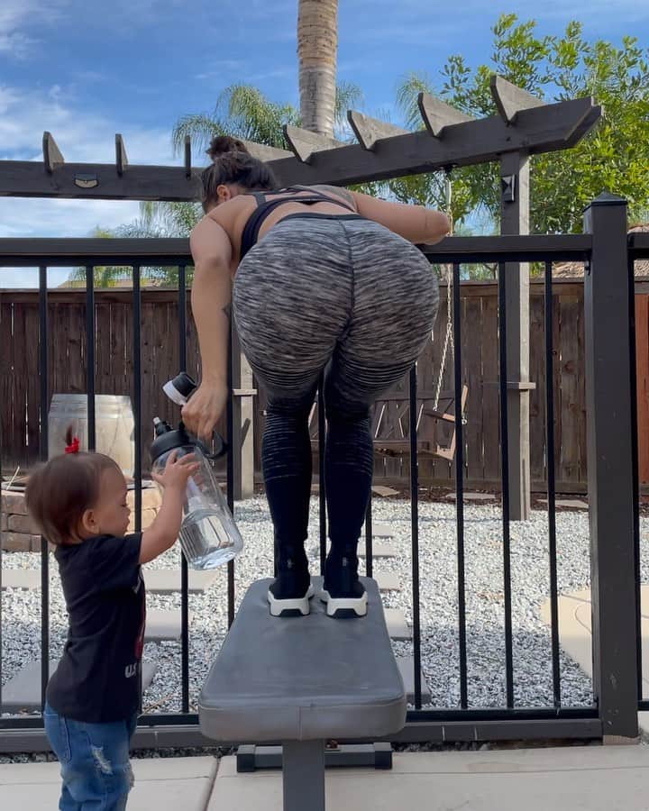 Tianna Gregoryのインスタグラム：「This is what trying to workout and film for you guys really looks like 😩😂」