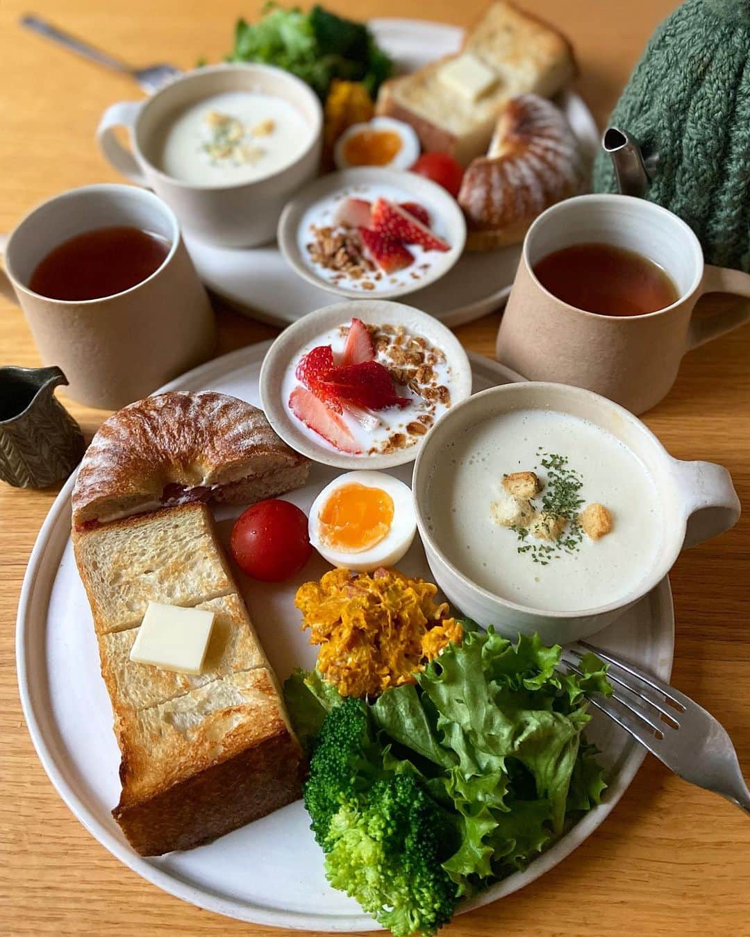 みかさんのインスタグラム写真 - (みかInstagram)「2020.12.10  おはようございます  今日のあさごはんは  ・トースト＆生ハムクリチのベーグルサンド ・クラムチャウダー ・グリーンサラダ ・かぼちゃサラダ ・ゆで卵 ・いちごグラノーラヨーグルト  コンビニエンスストア髙橋さんの パン、これにて終了の運び😭 ベーグルも最高に美味しい✨ それにしてもこの食パンは 大げさじゃなく衝撃受けました。 また買いに行こう！  仕事終わりに美容院なので 朝から晩ごはん用のカレーを 作ってきました。 漂うスパイスの香りが食欲をそそったのか みんな早起きで😂 今夜はヘッドスパも付けちゃったので 癒されてこよう〜🤤  今日もがんばろう〜  #あさごはん#朝ごはん#朝食#コンビニエンスストア髙橋#トースト#ベーグル#ベーグルサンド#パン大好き#ワンプレート#クラムチャウダー#うつわ好き#直井真奈美#桑原典子#ティーコゼー#breakfast#morning#cooking#igersjp#locari#おうちごはん#おうちごはんlover#フーディーテーブル#朝時間」12月10日 8時29分 - mikasko