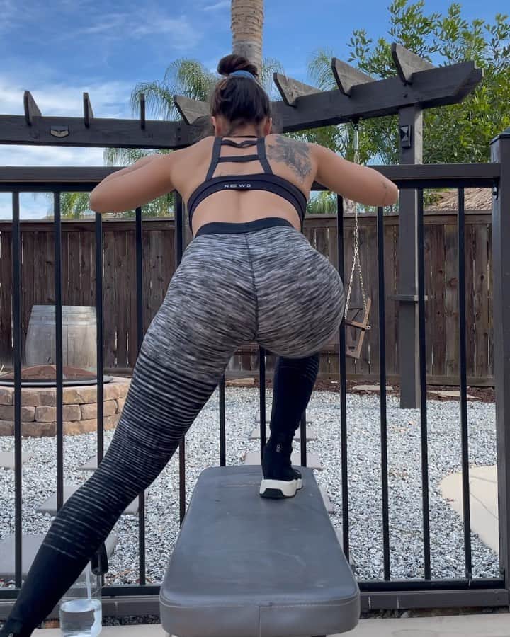 Tianna Gregoryのインスタグラム：「Today’s leg workout was banded and used with @corehomefitness dumbbells.  4 sets of 15 for each workout, I always start with a glute activation 🙌🏽🔥」