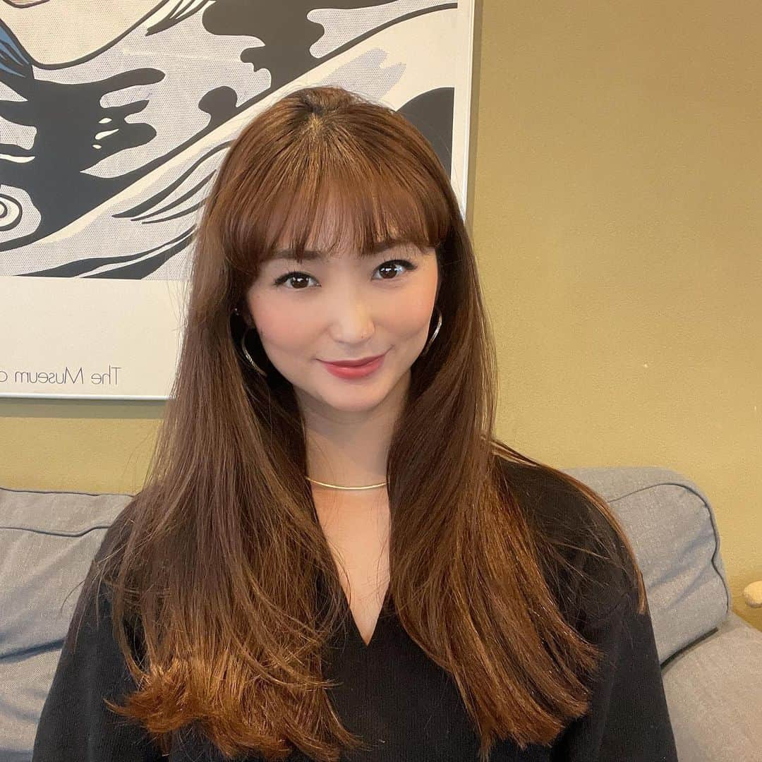 MAMIさんのインスタグラム写真 - (MAMIInstagram)「だいたい4ヶ月おき くらいに髪の毛の根元に 縮毛矯正かけてます。  モヒカンのように上に立ち上がる くせが強い頭頂部と前髪が あぁもう大変。うねりまくり テンパーよりの癖強め毛 スライド④参照  毛量と毛のハリは 10代ですね✂️と美容師さんに 褒められた👍　 ちなみに他は？？ とか聞いたらパワハラになりそう なのでやめました。  矯正かけると退色がかなり 出るので、少し間を置けて サロンにまた行きます。 あー年末って自分の大掃除が 大変っ  ※前髪サイドだけ巻いてるので 癖ぽくなってます  #縮毛矯正 #根元 #癖っ毛 #天パー #前髪 #年末 #大掃除 #instabeauty  #hairstyle  #ヘアケア #アラフォーヘア #剛毛 #キューティクル」12月10日 8時34分 - mami_rcj