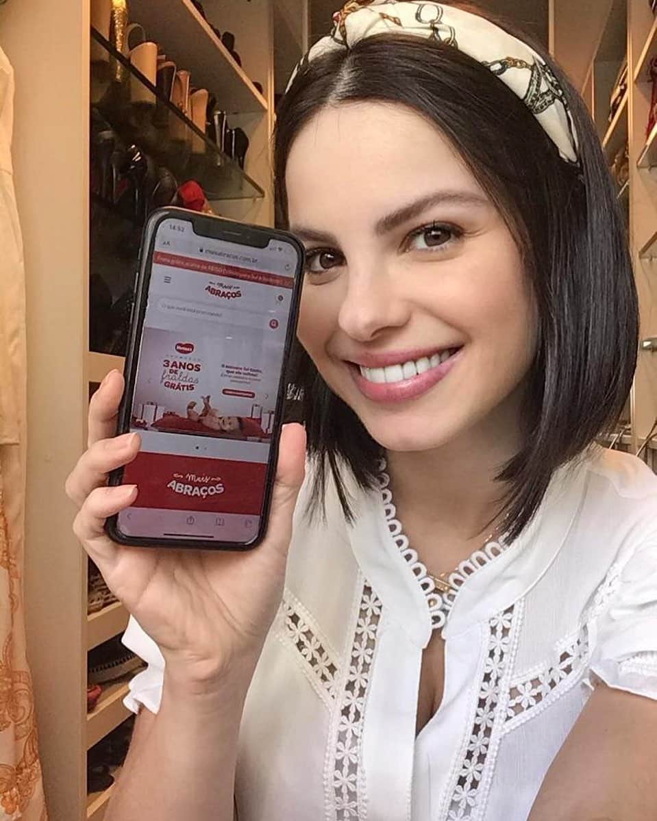 ステファニー・ブリットのインスタグラム：「Confesso que já perdi as contas de quantas fraldas do Enrico trocamos nesse primeiro mês e fiquei aqui pensando: imagina ganhar TRÊS ANO DE FRALDAS grátis, que sonho de prêmio? Sim!!!! A @huggiesbrasil lançou a promoção 3 Anos de Fraldas Huggies na plataforma Mais Abraços e vou contar tudo para vocês: para participar é muito fácil, basta se cadastrar no link que deixei lá no meu stories até o dia 20 de dezembro, receber o seu número da sorte e começar a torcer muuuuito! Serão 5 prêmios semanais de R$200,00 e 3 prêmios finais no valor de R$6 mil em créditos na plataforma Mais Abraços!!! É muito incrível, vai lá participar!  Ah! Aproveite para explorar tudo que a Mais Abraços oferece, você vai adorar! #3anosdefraldasHuggies #ad」