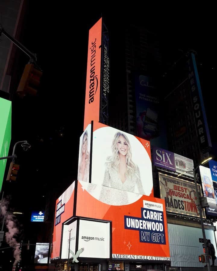 のインスタグラム：「It’s my #FavoriteTimeOfYear in #TimesSquare! @amazonmusic *link in bio #MyGift 🎁✨」
