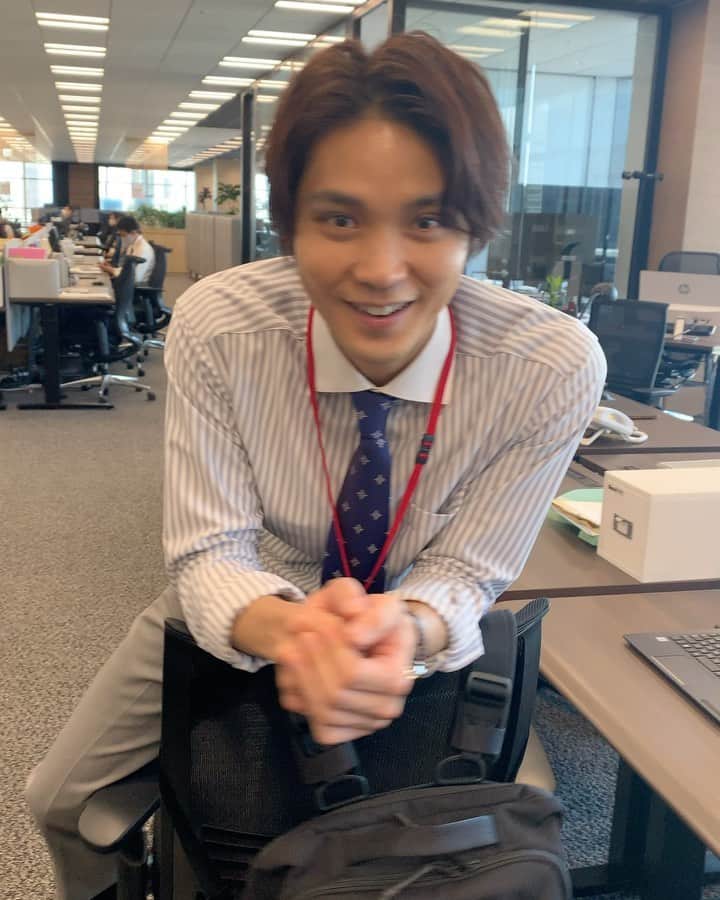 のインスタグラム：「クルクル赤坂くんその② 優子さんの次はこちらを狙っているようです…😳‼️ #tbs #金曜ドラマ #恋する母たち #こいはは #だめキュン  #木村佳乃 #吉田羊 #仲里依紗 #小泉孝太郎 #磯村勇斗 #奥平大兼 #宮世琉弥 #藤原大祐 #渋川清彦 #玉置玲央 #矢作兼 #阿部サダヲ #普段クールな赤坂くんの #お茶目な一面 #赤坂沼 #おいおい #こんなところで戯れてたら #みんなに見られちゃうよ🤦‍♀️💕」