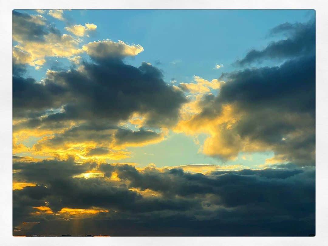 黒田絢子さんのインスタグラム写真 - (黒田絢子Instagram)「Good morning〜☀️☁️✨  #gm #skyphotography」12月10日 8時53分 - ayakokuroda_official