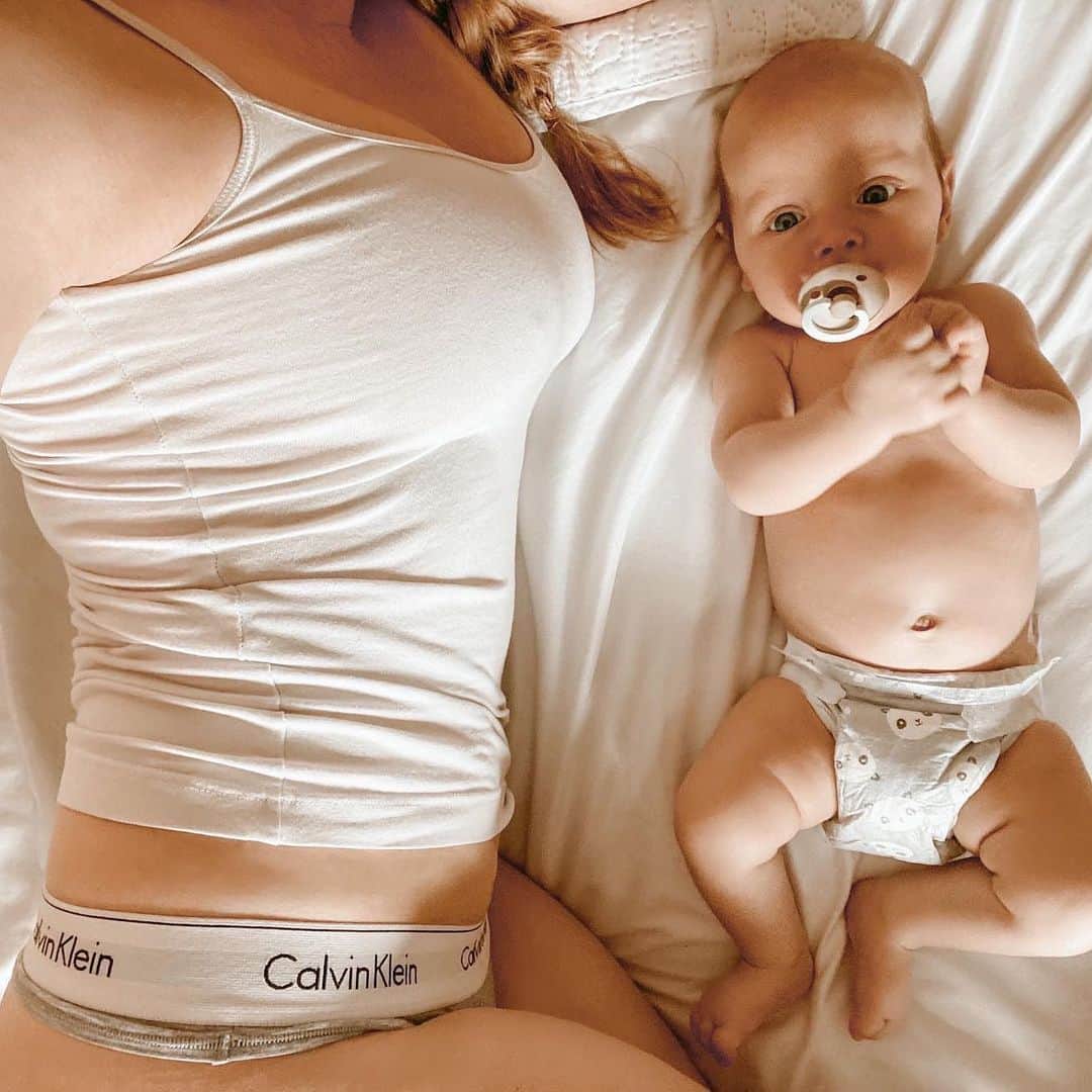 The Honest Companyさんのインスタグラム写真 - (The Honest CompanyInstagram)「Today’s #WomanCrushWednesday is this Honest mama, @sellinseashells 💞⁣ ⁣ ”Pregnancy is hard. 9 months of hard work....physically, mentally, and emotionally. Then you go into labor (also hard work), followed by giving birth (yikes), and then you have a newborn who is so effing beautiful it makes it all worth it. But caring for that newborn and caring for your body after all of that is also a challenge. Then your maternity leave ends and you go back to work and before you know it your baby is crawling, walking, talking... and it all happens so damn fast. So I’m just posting to remind myself not to get too distracted with trying desperately to get my abs back, or trying to figure out the perfect schedule, or planning out our future too much. This guy is already 3 months old and I feel like it doesn’t even make sense that he isn’t a tiny newborn potato anymore. I know it’s 2020 so everyone wants to speed things up but I’m over here being a cliche and trying to slow it down 🙃" -  @sellinseashells」12月10日 8時57分 - honest