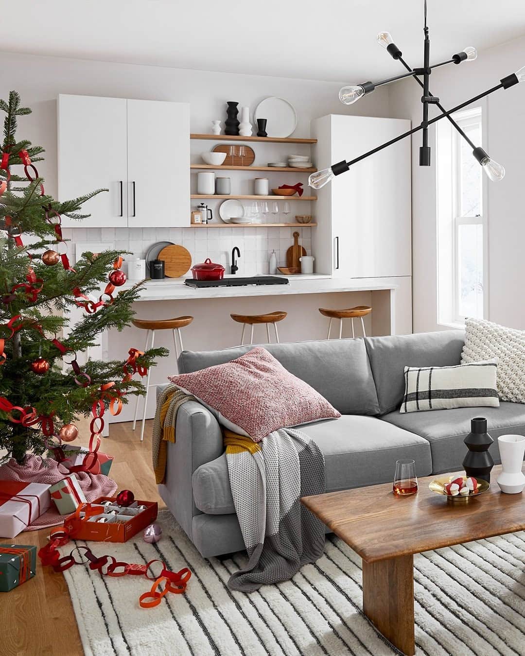 west elmさんのインスタグラム写真 - (west elmInstagram)「With winter right around the corner, we're leaning into cozy touches now more than ever. Soft throws, sink-right-in sofas, plush pillows—the works! What are you doing to make your home more comfortable this season? Let us know in the comments below 👇 and tap the link in our bio to shop this room.」12月10日 9時00分 - westelm