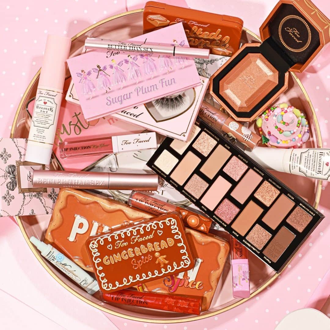 Too Facedのインスタグラム：「Let’s play! 🔎 Can you find these 3 hidden emojis? 🎄🎁❄️ Comment the emojis you found and tag a friend to see if they can find them too!  #toofaced」