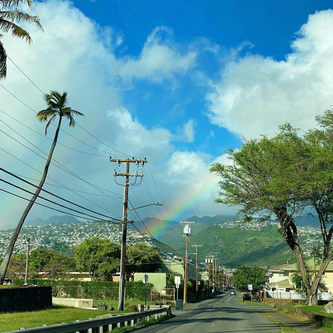 マキ・コニクソンさんのインスタグラム写真 - (マキ・コニクソンInstagram)「ハワイからおっはよーっ！🌈 今日は娘のCCがLAからクリスマス ブレイクで帰ってきます！✈️ yay!! 🙌🏼  だから母さんは朝からルンルン気分！💕💕楽しみだぁ！🤗  今日のハワイは雲が出てきた。 ちょっとご機嫌宜しくなさそう！☹️ハワイだってそうゆう日があるんだよ！笑  今朝も笑顔で元気に Alohappyで行ってらっしゃ〜い！👋🏼  #エアハワイ🌺  #ハワイのおすそ分け🤙🏼  #親バカ万歳🙌🏼」12月10日 9時05分 - makikonikson