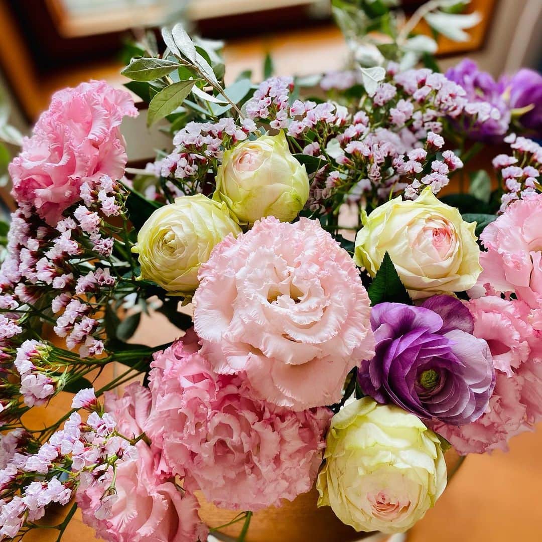 勝恵子さんのインスタグラム写真 - (勝恵子Instagram)「昨日Birthday でした。 夫からブーケ💐 年に一度くらいはお花買うみたい。 男性が花束持ってる姿って結構素敵。世の中の紳士達、もっと花を贈って❣️  #flower #flowerstagram  #flowerlove #instapic #instaflower」12月10日 9時09分 - keiko.katsu