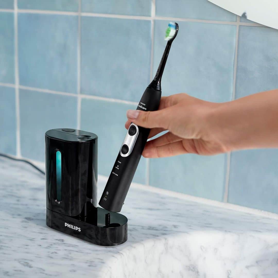 Philips Sonicareさんのインスタグラム写真 - (Philips SonicareInstagram)「We love a good multitasking moment - that's why we're so excited that the Philips UV Sanitizer can kill 99% of bacteria and viruses from brush heads AND charge your Philips Sonicare toothbrush at the same time! #PhilipsSonicare」12月10日 9時09分 - philipssonicare