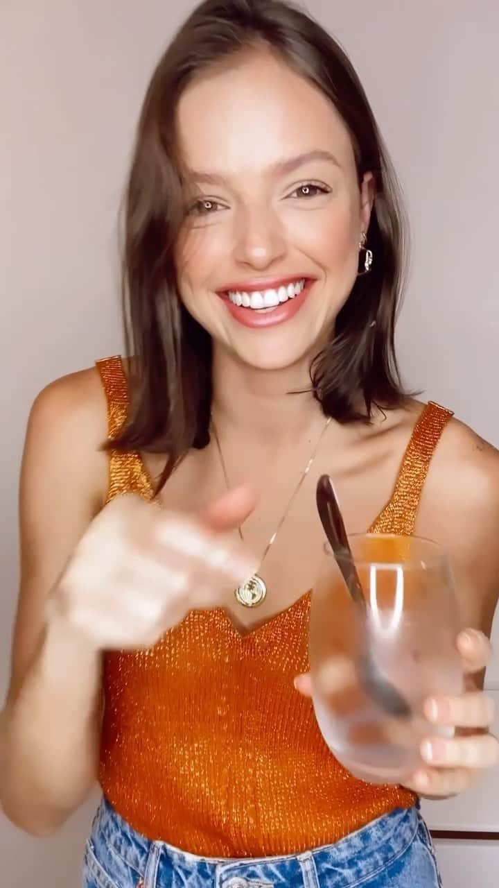 アガサ・モレイラのインスタグラム：「Meu ritual matinal ♥️ Há um tempo atrás eu conheci @metamucilbrasil e quem me conhece sabe que não vivo mais sem essa superfibra que regula o intestino e melhora a saúde (e já conheço muitas pessoas que tbm não vivem sem). Metamucil é de origem 100% natural e regula nosso intestino sem irritá-lo. Já experimentou? Quem aí tá precisando? Me contem! #Meta #Ad  Saiba mais em: www.metamucil.com.br」