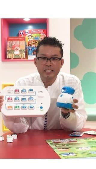 のインスタグラム：「https://bit.ly/340YTrF  ＜プログラミングでゴールに到着！＞ スタートからゴールにたどり着くにはクリスにどういう指示したらいいかな？ ブロックをセットして指示を送ると、クリスが指示通りにマップ上を動きます。  間違ったときは、どこが違ったのか振り返ることができるのが特徴。ブロックをセットし直してもう一回とくり返しチャレンジできます。  オンラインショップのクリスマス（12月24日）までのご配送は12月18日（金）正午までです。  他のあそび道具紹介動画も公開中！クリスマスプレゼント選びのヒントに。 https://bit.ly/2JTyR2C  #ボーネルンド #bornelund #børnelund  #キドキド #ワクワク #おうち遊び #おうち時間  #こどものいる暮らし #子育て #子ども #あそび #学び #誕生日プレゼント #クリスマスプレゼント #おもちゃ #知育 #知育玩具 #ロボット #プログラミング #コーディング #5歳 #6歳 #7歳 #アクティブラーニング #christmaspresent  #christmasgift #educationaltoys #stemeducation #stemlearning」