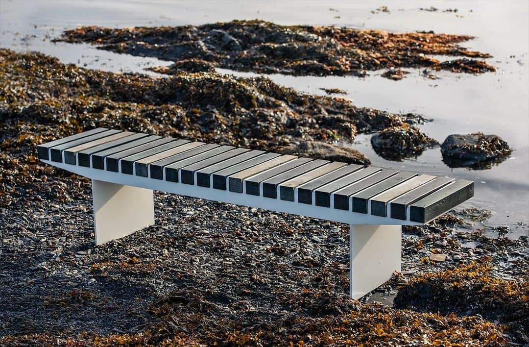 Design Milkさんのインスタグラム写真 - (Design MilkInstagram)「Urban furniture manufacturer Vestre and ocean impact startup Oogori have joined forces to create the Coast bench. Made entirely of collected marine plastics from the beaches of Norway and the first of its kind, Coast was designed by Allan Hagerup to withstand outdoor marine environments. But it’s the plastic material itself that’s guided the design process. \\\ Read more about how Vestre is helping to save the oceans at the link in bio. 🔗」12月10日 9時13分 - designmilk