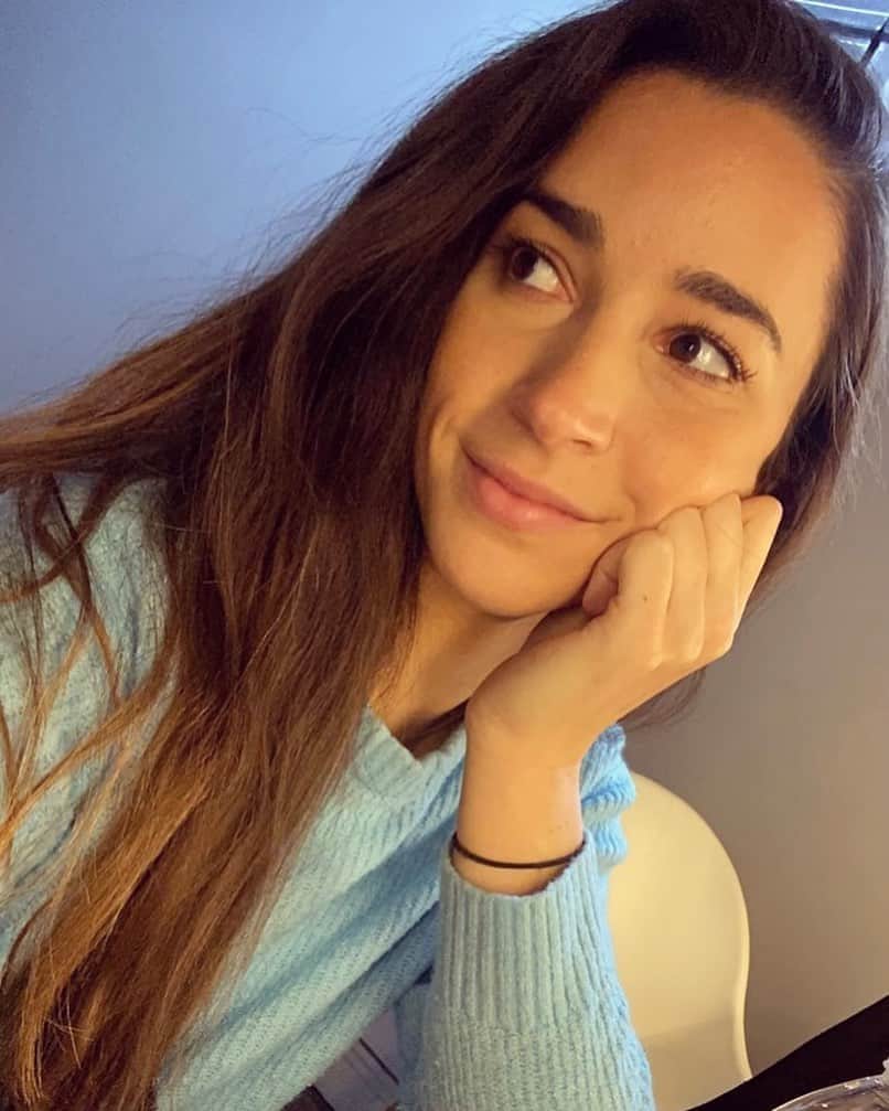 アリー・レイズマンのインスタグラム：「Daydreaming 😉✨🌙💫」