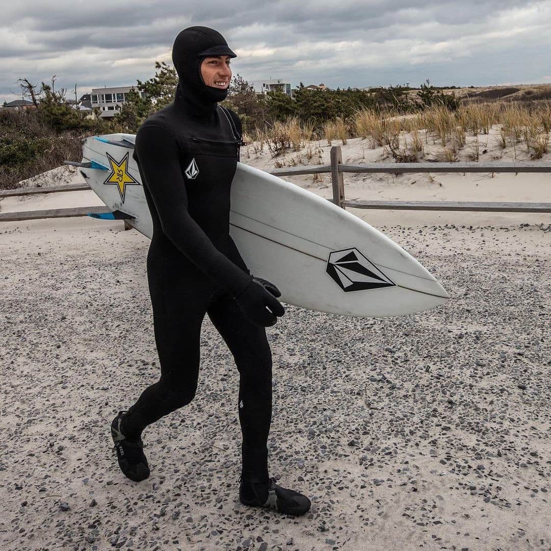 ボルコムのインスタグラム：「The Modulator Wetsuits are NOW AVAILABLE at vol.cm/wetsuits 🔥❄️ #TapToShop or swipe up in our stories! 📲  We're stocked with 4/3, 4/3 hood & 5/4/3 hoods! @_Balaram #TrueToThis 📸: @fullnelson_photo @thor____」