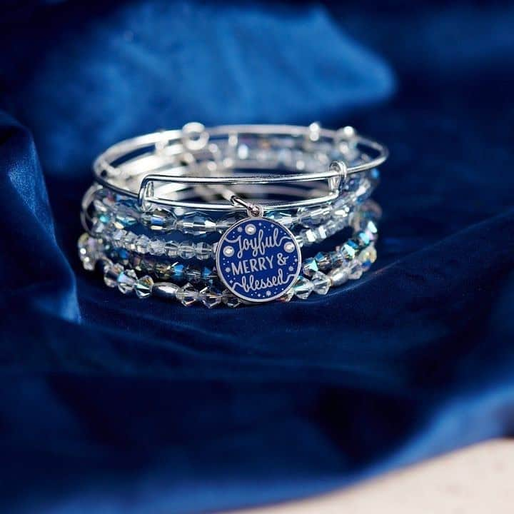 アレックスアンドアニさんのインスタグラム写真 - (アレックスアンドアニInstagram)「#humpday mood = joyful, merry + blessed ✨💙」12月10日 9時29分 - alexandani