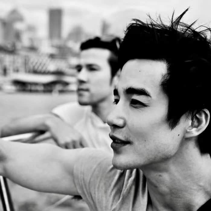 ルーディ・リンのインスタグラム：「Happy at the randomness of life   📸: @joe_taslim」