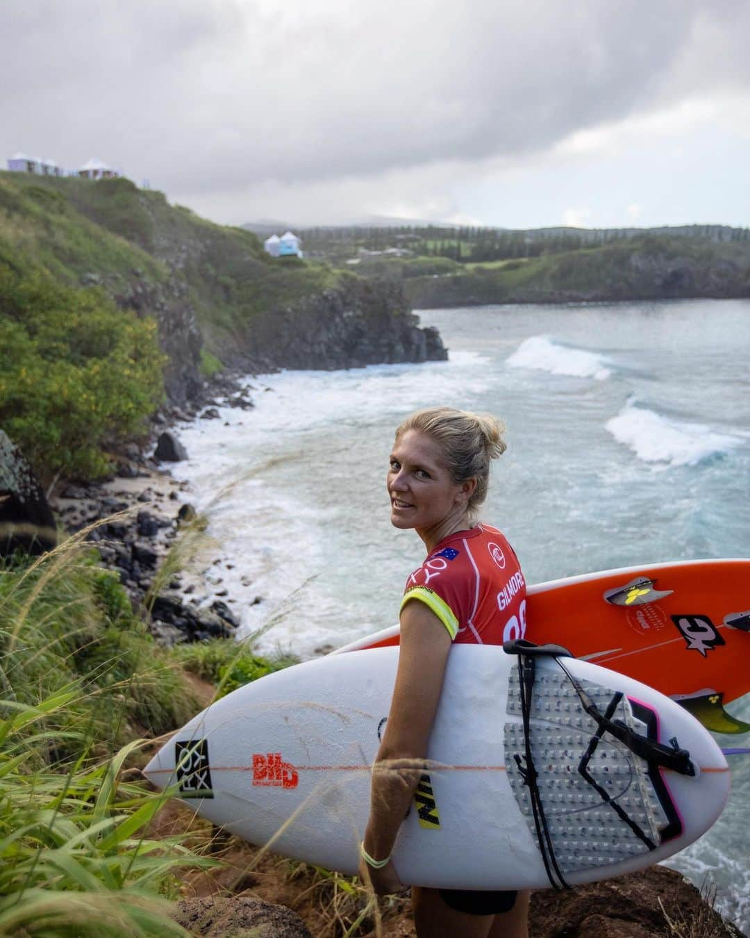 ステファニー・ギルモアさんのインスタグラム写真 - (ステファニー・ギルモアInstagram)「Contest results are put into perspective really fast when there’s an incident with a shark at the event site. My heart goes out to the family and friends of the surfer who lost his life 😔🙏🏻 We play in the home of these creatures and that’s something we are completely aware of and must always respect. The Ocean is a wild place! We still love you Honolua! Onto Oahu, Looking forward to Sunset beach for stop 2. @roxy @wsl  pics: @tommypierucki」12月10日 9時27分 - stephaniegilmore