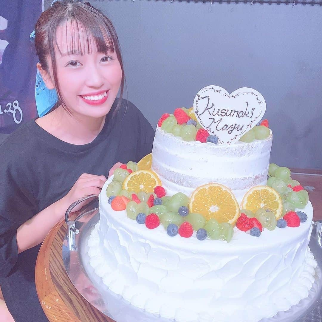 楠木まゆのインスタグラム：「#mayufes2020  ・ 2部のケーキ🎂 みんながいーっぱいケーキ買ってくれたから1部と2部で2つもケーキ出せたの🥺ありがとう🥺 ・ ・ #生誕祭 #ケーキ #2段ケーキ #🎂 #中は紅茶シフォン #🤤 #💓」