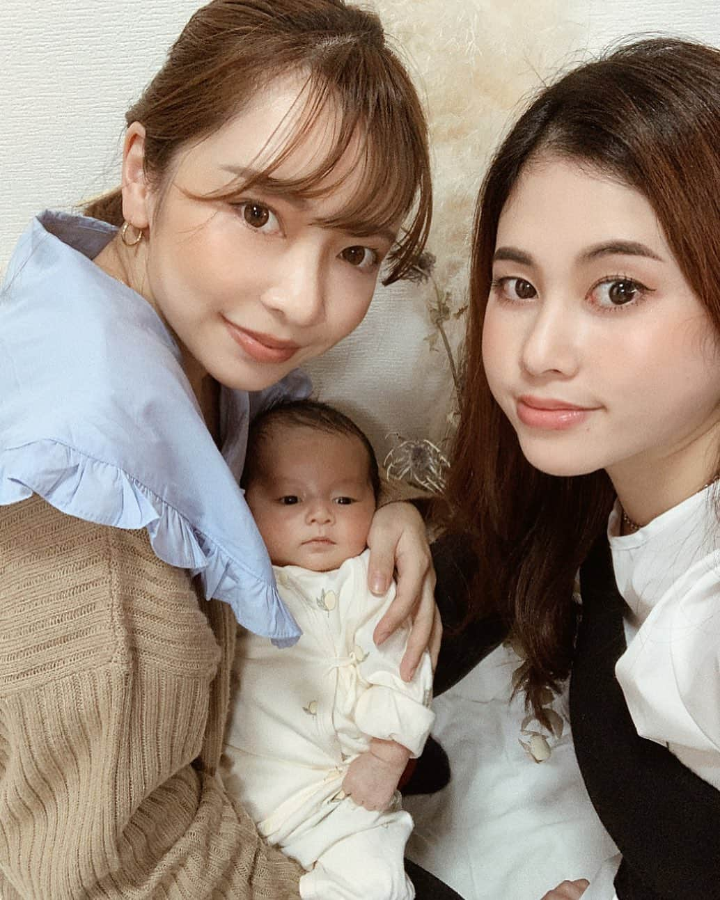 ayacasuさんのインスタグラム写真 - (ayacasuInstagram)「* * * my sisが会いに来てくれた👩🏻💘 * お昼寝大好きな悠陽👶🏻もありちゃん来たら ずっと起きててご機嫌さんでした😂💕💕 ありちゃんのことずっと見つめてた🥰 * 今年はもう会えないって思ってたから ほんまうれしかった〜😍 しあわせのお裾分けいつもありがとう🥺笑 ありちゃんからお祝いでもらったオモチャで 早く遊ばせたいな〜❤️❤️❤️ * * * #mysis#sister#姉妹#あやかす#ありかす #1ヶ月検診 #1ヶ月ベビー #10月生まれベビー #新米ママと繋がりたい #関西ママ #令和2年ベビー #ママコーデ #ママファッション #ベビー服 #2020ベビー #唯一無二の存在 #赤ちゃんのいる生活 #welcomebaby #妊婦 #出産報告 #男の子ママ #男の子コーデ #男の子ベビー #秋生まれ #べびすたぐらむ #べびふる #ままのて #冬コーデ #秋コーデ #あやかすベビー」12月10日 9時27分 - ayk0723